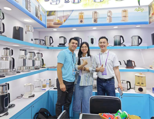 Zhongshan Yuekon Electrical Appliances Co., Limited의 팀원들이 성공적인 비즈니스 파트너십을 강조하며 해외 고객들과 포즈를 취하고 있습니다.