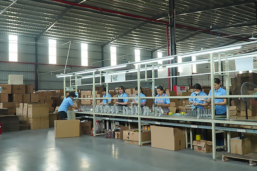 Zhongshan Yuekon Electrical Appliances Co., Limited의 생산 작업장 이미지로, 젖병 보온기와 전기 주전자를 위한 깨끗하고 잘 관리된 공장 환경을 보여줍니다.