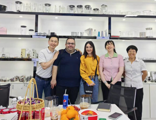 Zhongshan Yuekon Electrical Appliances Co., Limited 대표는 국제 고객과 함께 강력한 비즈니스 관계를 보여줍니다.