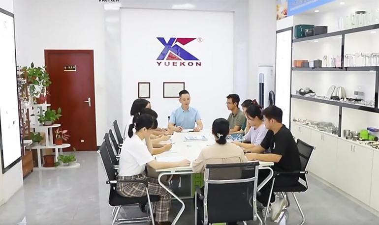 Zhongshan Yuekon Electrical Appliances Co., Limited의 회의 이미지로, 팀원들이 비즈니스 토론에 참여하고 있는 모습을 보여줍니다.