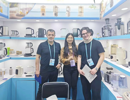 Zhongshan Yuekon Electrical Appliances Co., Limited 직원과 국제 고객이 비즈니스 협력과 우정의 순간을 포착한 사진.