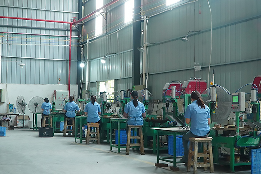 Zhongshan Yuekon Electrical Appliances Co., Limited의 생산 작업장 이미지로, 차 주전자와 전기 주전자의 제조 공정과 조립 라인을 보여줍니다.