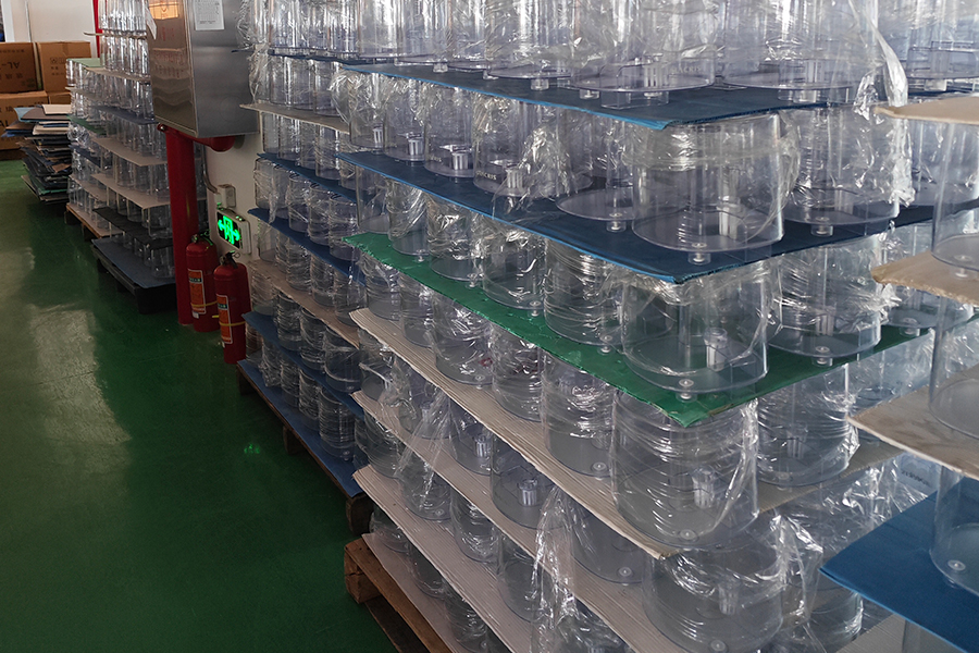 Zhongshan Yuekon Electrical Appliances Co., Limited의 생산 작업장 이미지로 주방 기계 및 다기능 블렌더의 효율적인 조립 라인과 생산 활동을 보여줍니다.